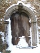 Antico portale in granito locale innevato